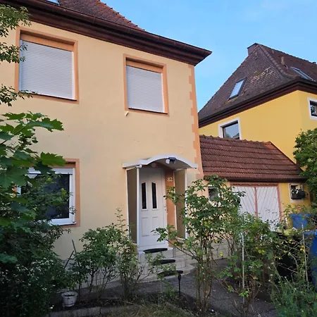 Haus Mit Garten Und Trasse